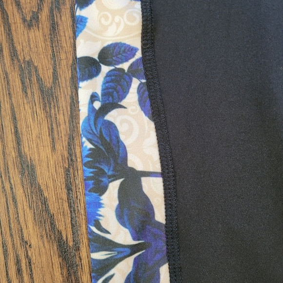 Lularoe Simply Comfortable Black Blue Floral Cropped Activewear Leggings Size S - Picture 4 of 9